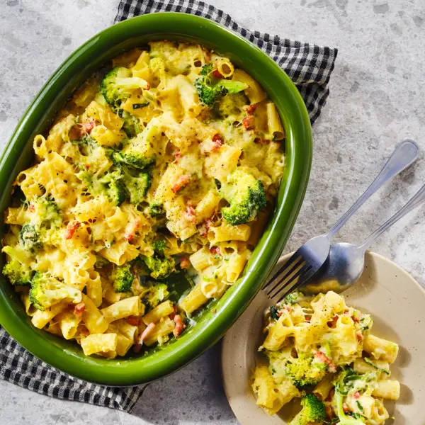 Romige broccoli-pastaschotel met spekjes
