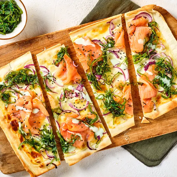 Oosterse flammkuchen met zalm