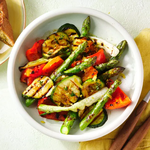 Gegrilde groentesalade met stokbrood