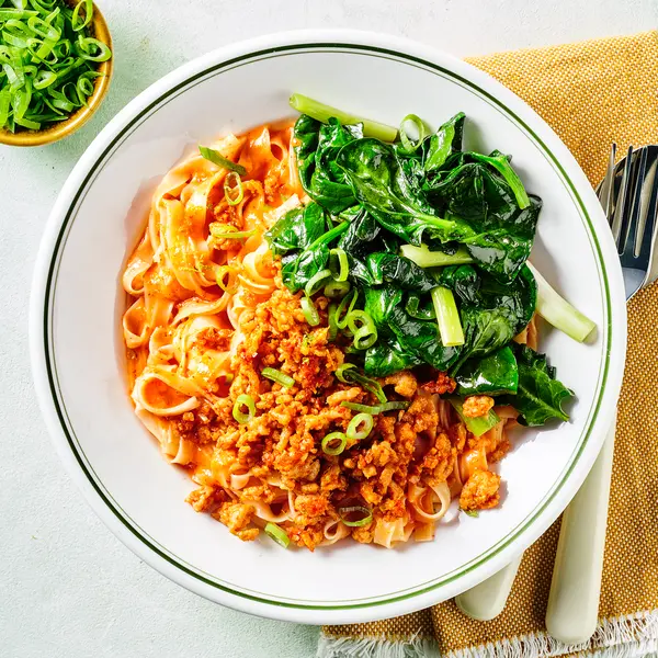 Currynoedels met gehakt en gewokte spinazie