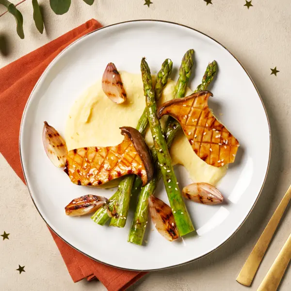 Gegrilde koningszwam met hoisin en groene asperges