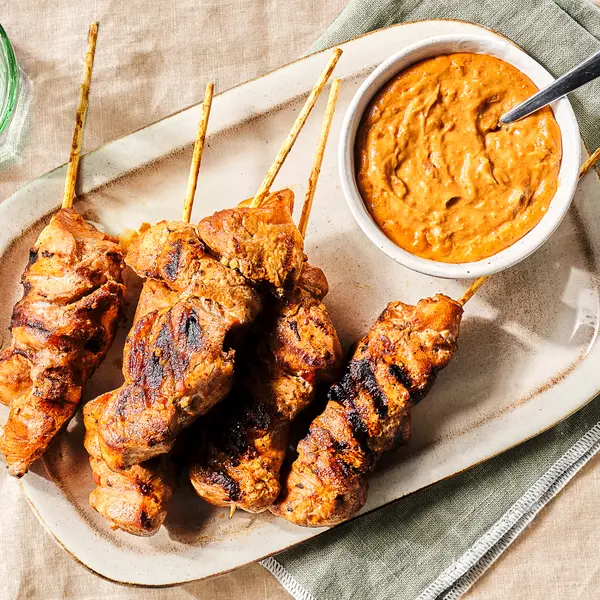 Kipsatéspiesen met makkelijke pindasaus