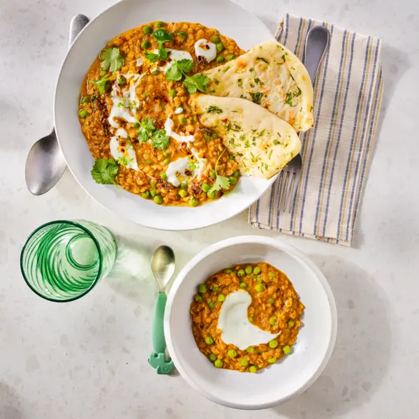 Tomatendahl met erwten en frisse yoghurtsaus 