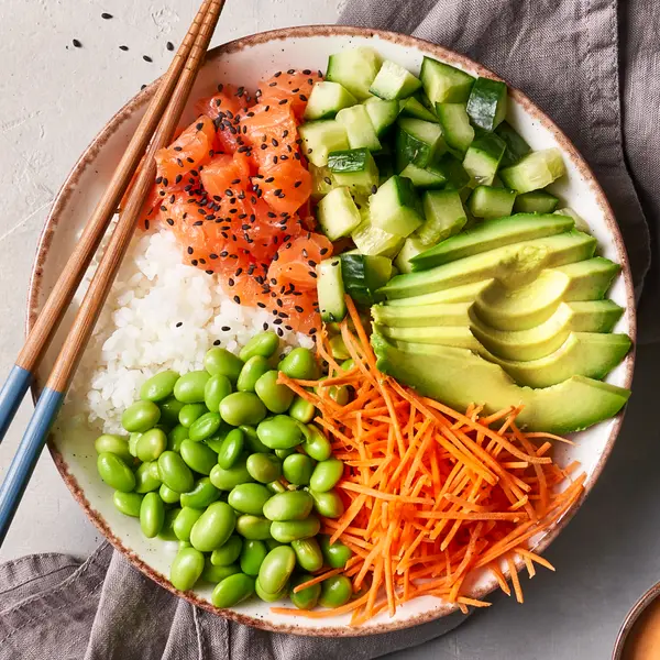 Pokébowl met zalm, edamame en avocado
