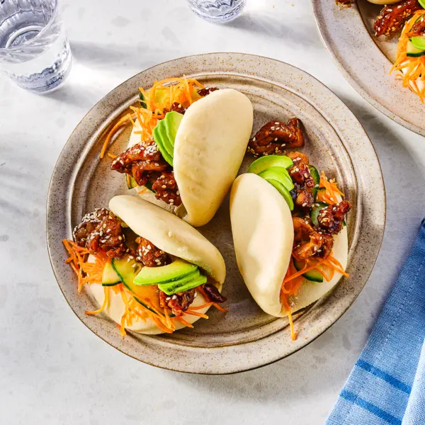 Bao buns met yakitori-kip