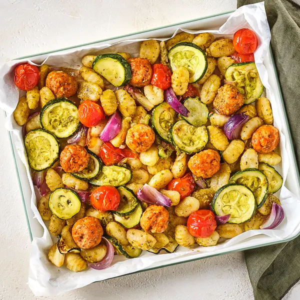 Gnocchi-traybake met kipgehaktballetjes