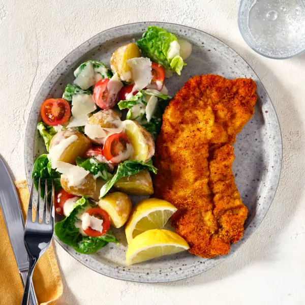 Schnitzel met aardappel-Caesarsalade