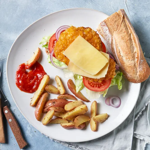 Krokante kipburger met rozemarijn-aardappeltjes