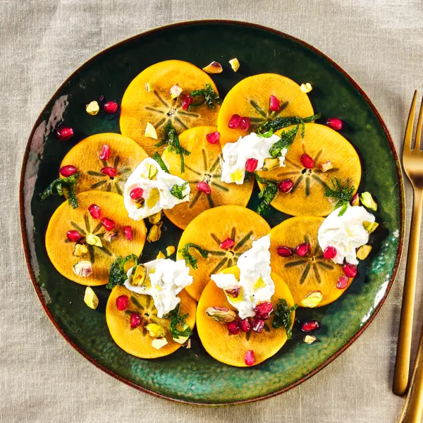 Kaki-carpaccio met burrata en pistache