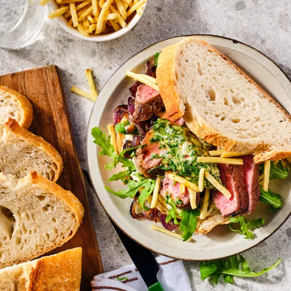 Steak sandwich met huisgemaakte kruidenboter