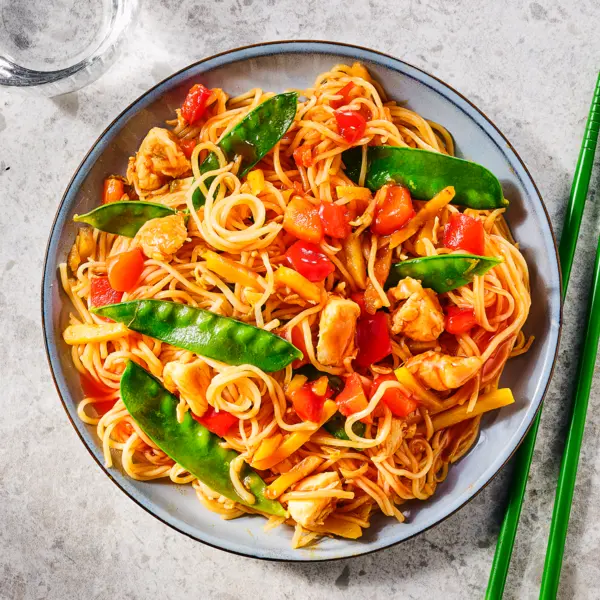 Zoetzure kip met noedels