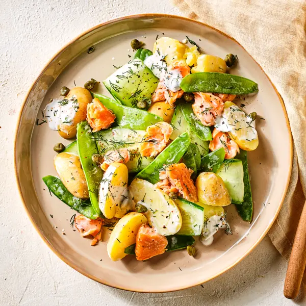 Aardappelsalade met warmgerookte zalm