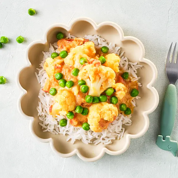 Milde curry met rijst, bloemkool en erwtjes
