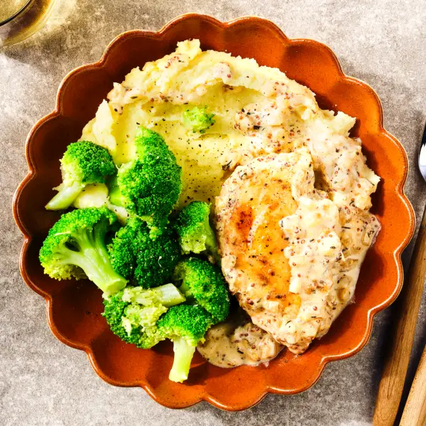 Kip in romige honing-mosterdsaus