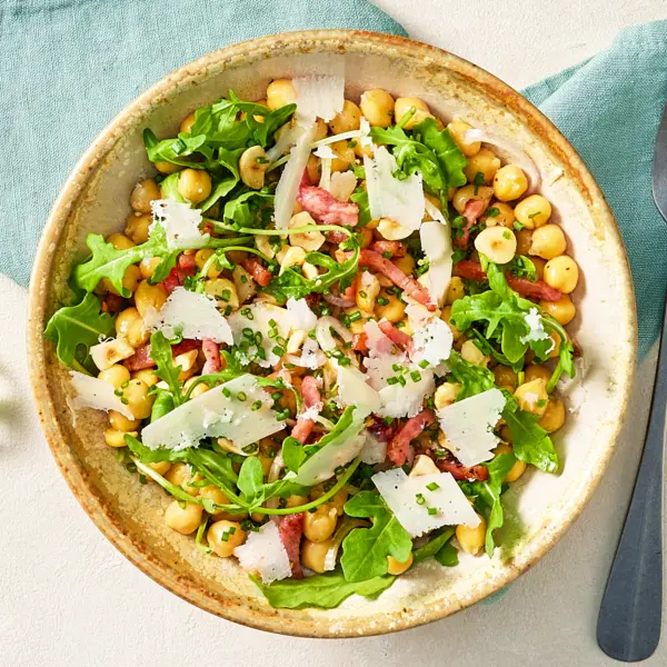Kikkererwtensalade met Parmezaan en gerookte spekjes