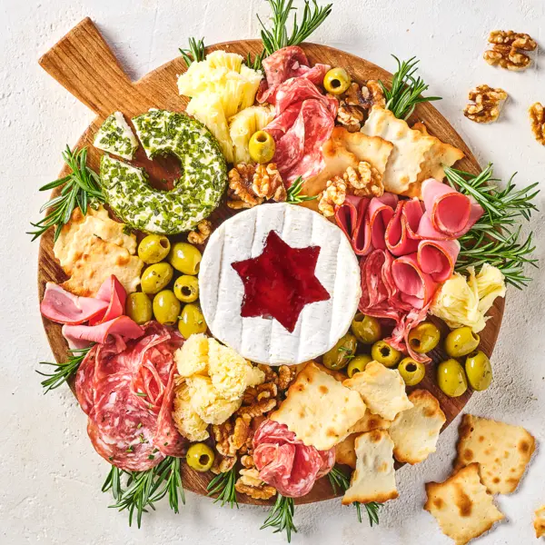 Borrelplank met kerstcamembert