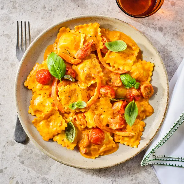 Ravioli in harissasaus met tomaat en paprika