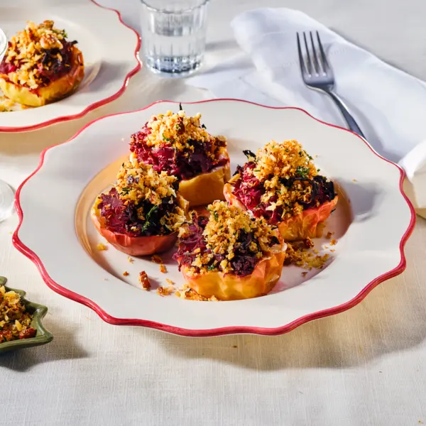 Gevulde appeltjes met rode kool en pecankruim