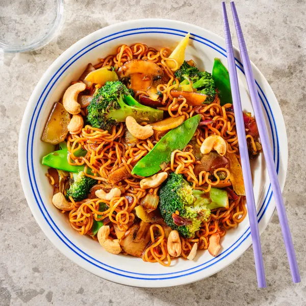 Ketjap-woknoedels met knoflookgroenten