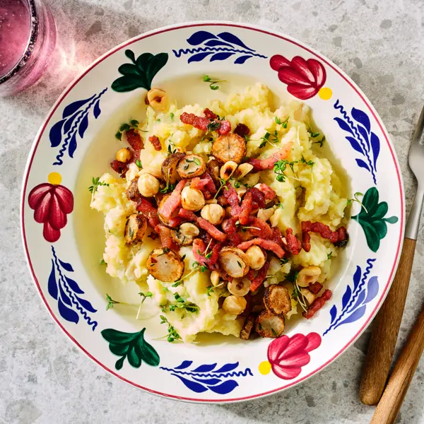 Aardpeer-stamppot met spekjes en hazelnoot