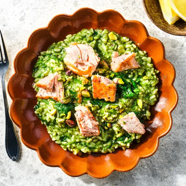 Supersnelle spinazie risotto met zalm