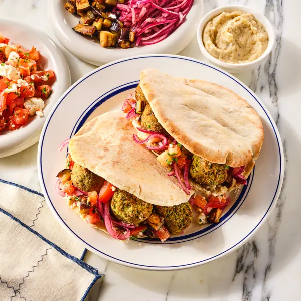 Pita falafel met aubergine en sumak-ui