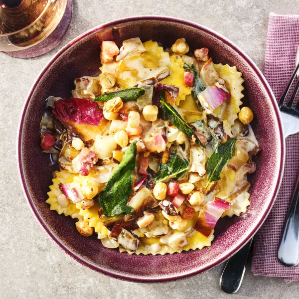 Romige pompoenravioli met roodlof en pancetta