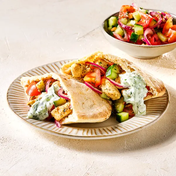 Kip pita's met Griekse salade