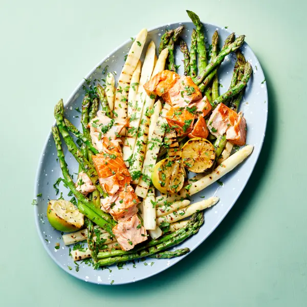 Geroosterde asperges met warmgerookte zalm