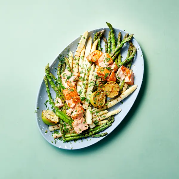 Geroosterde asperges met warmgerookte zalm