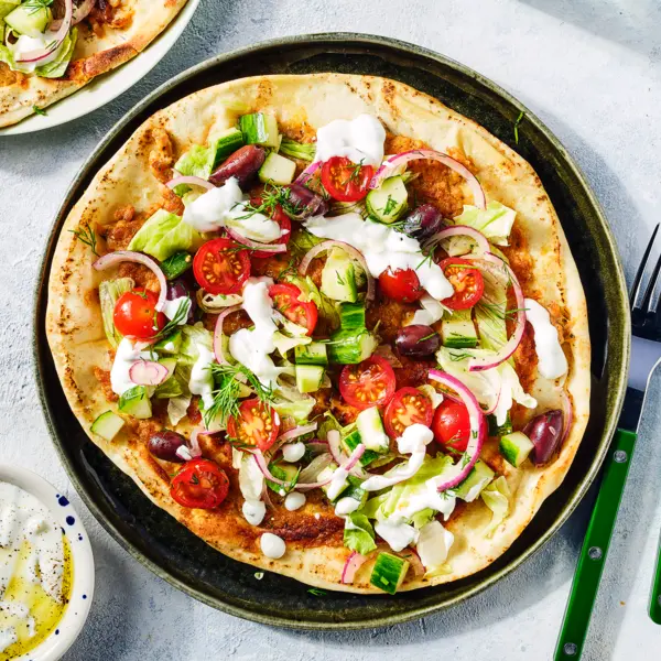 Griekse-stijl smashburger op platbrood