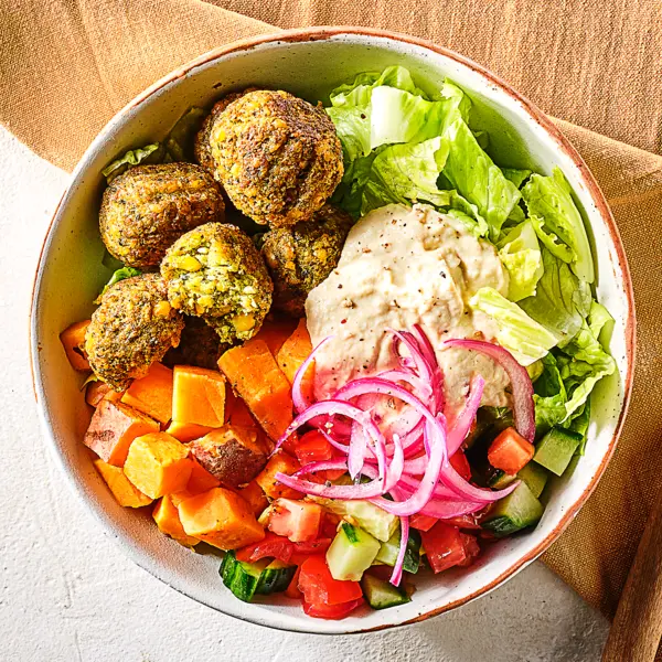 Falafelbowl met zoete aardappel en hummus