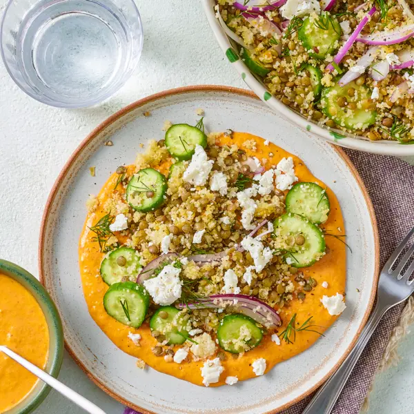 Crispy couscoussalade met feta-paprikacrème