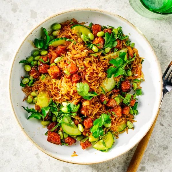 Crispy rijstsalade met ketjaptempeh