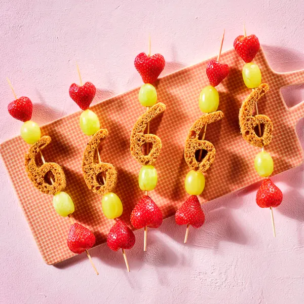 Verjaardagsspiesen met fruit en ontbijtkoek