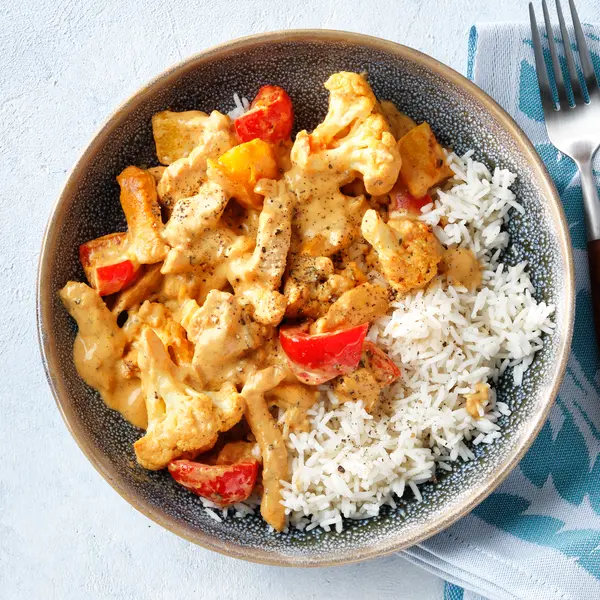 Kip met groenten in romige kerriesaus