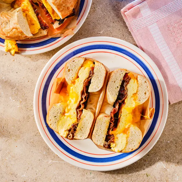 Bagel met cheddaromelet en bacon