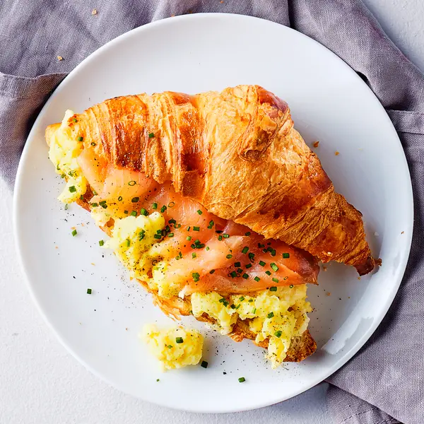 Croissants met gerookte zalm en roerei