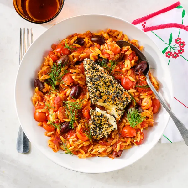 Tomatenorzo met krokante sesam-feta