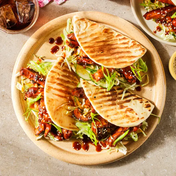 Hot & sticky cola kip op flatbread met koolsla