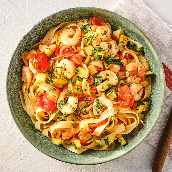Tagliatelle met romige tomatensaus en garnalen
