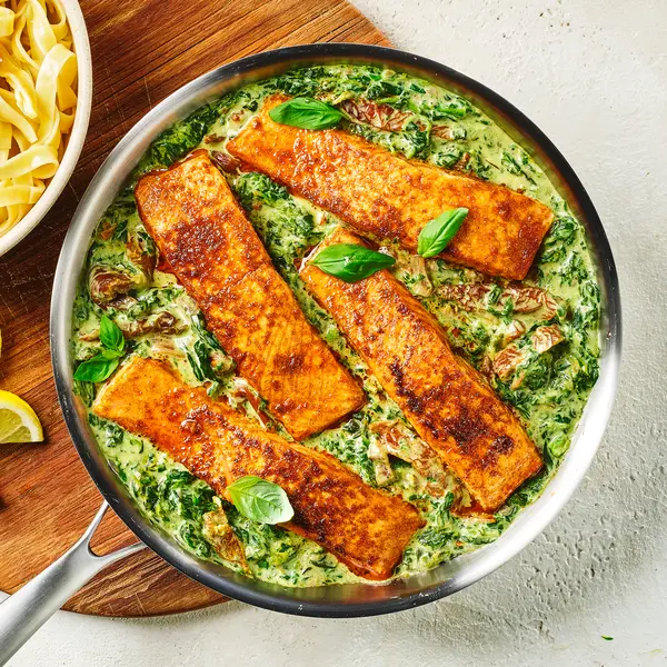 Romige zalm met tomaat en bladspinazie