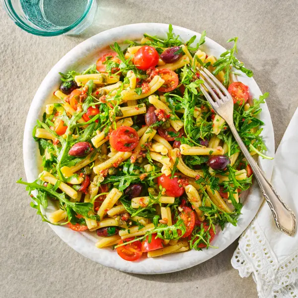 Puttanesca stijl pastasalade