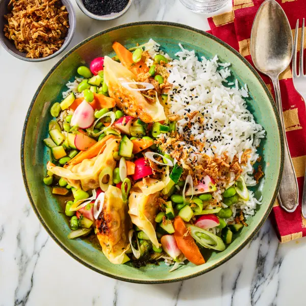 Gyozasalade met rijst en edamame