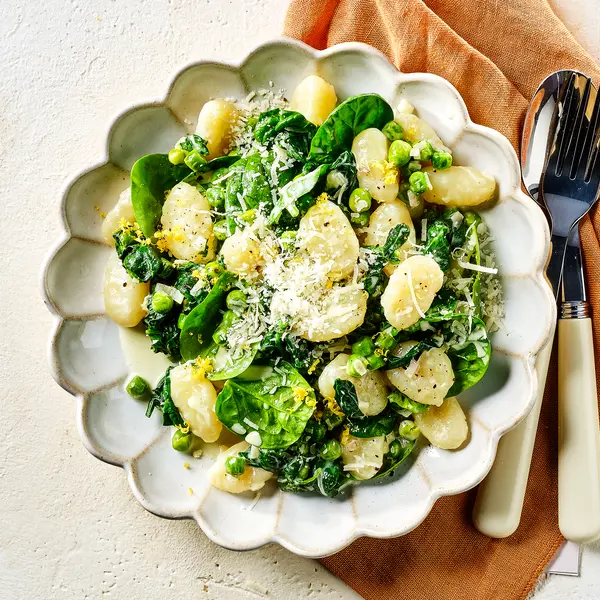 Romige gnocchi met lentegroenten
