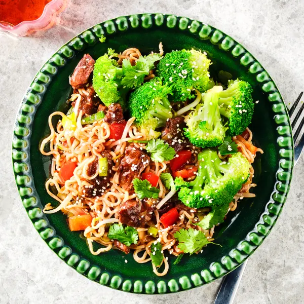 Noedels met sticky vegan steak en broccoli