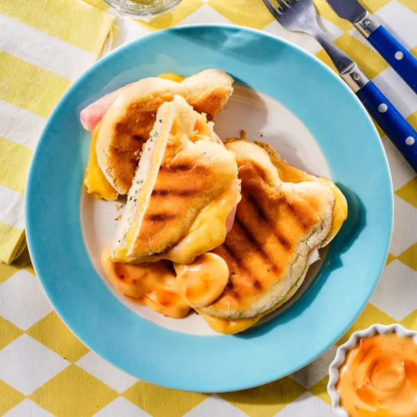 Paashaastosti met sweet chili mayo