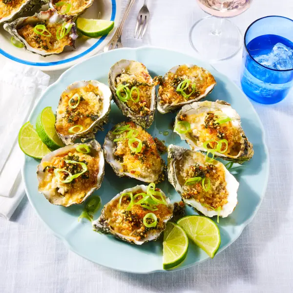 Gegratineerde oesters Japanse stijl met crispy panko en zeewierolie