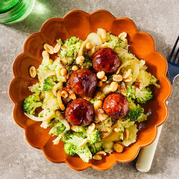 Broccolistamppot met kip-ketjapballetjes