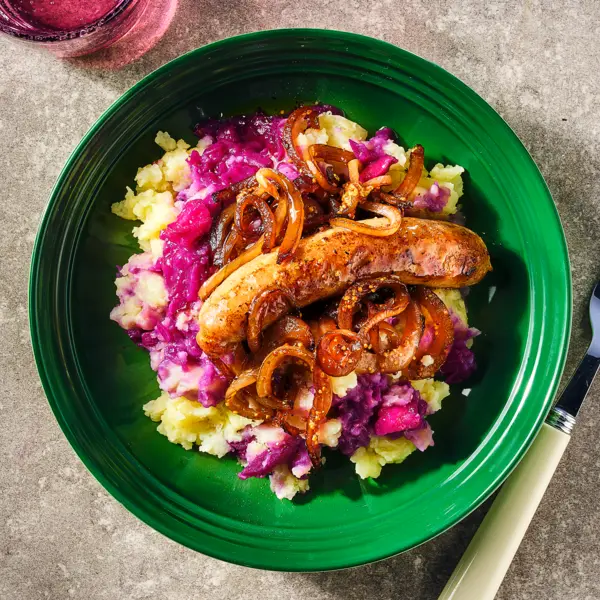 Snelle rodekool stamppot met kipsaucijzen